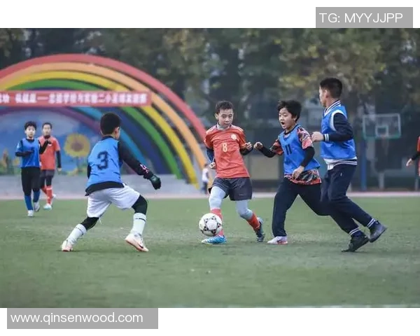 孩子在球场偶遇足球明星恳请签名感动全场的温馨瞬间